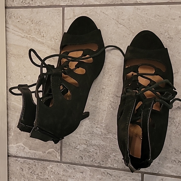 Heels - Picture 4 of 4